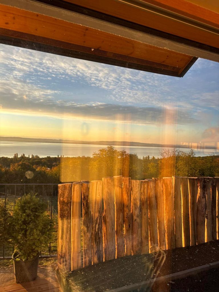 Panoráma a Borkúria ablakából a Balatonra naplementében