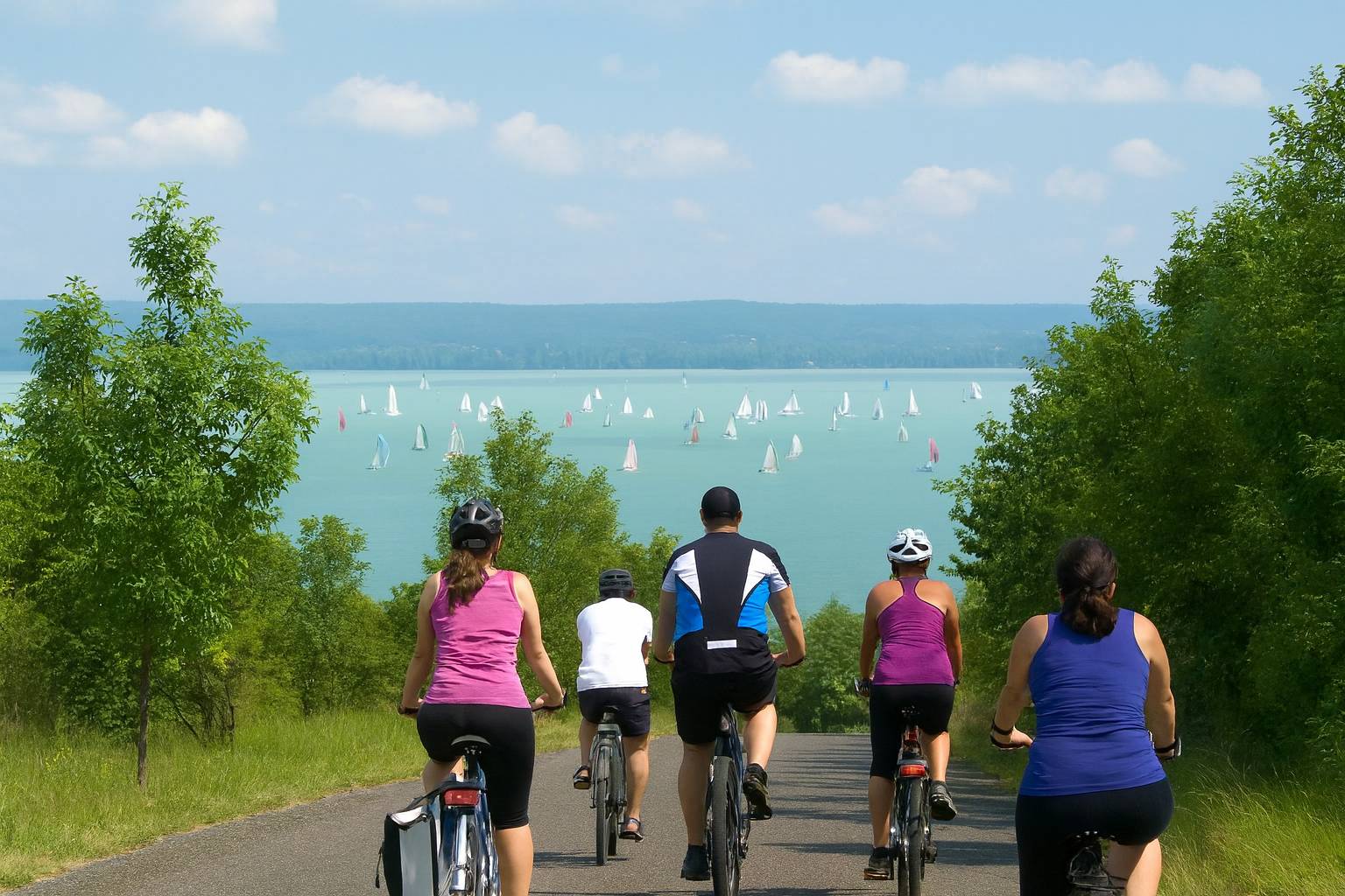 Balatini Birngakörút-on bicikliző baráti társaság, háttérben a Balatonnal