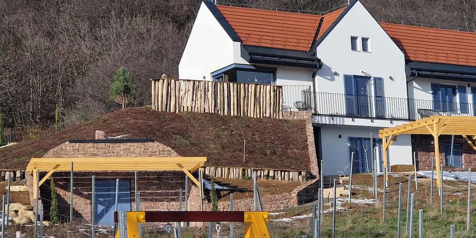 Borkúria épülete és a borospince bejárata